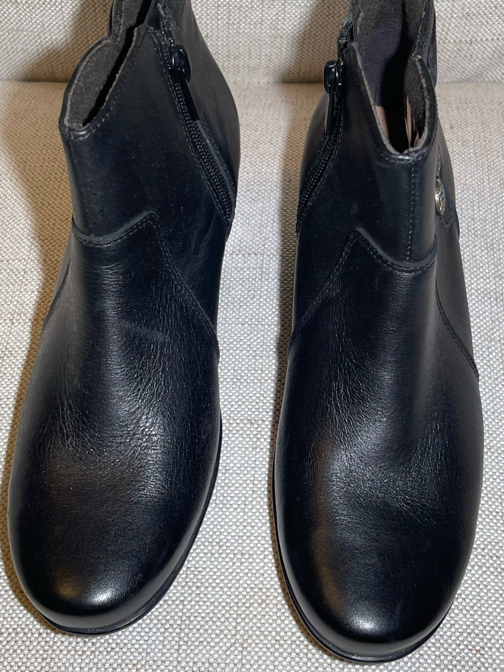 Clarks women’s Black Leather Zip Ankle Boots size 6